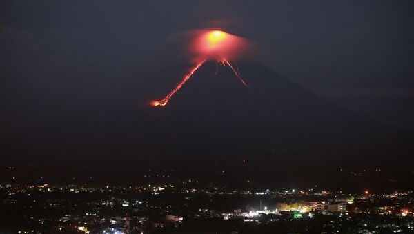 ثوران بركان مايون في الفلبين، 15 يناير/ كانون الثاني 2018 - سبوتنيك عربي