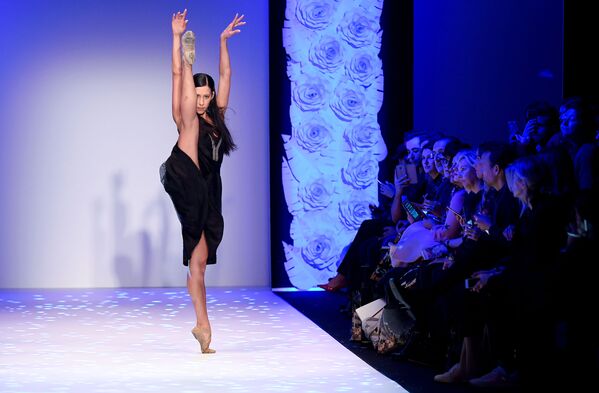 راقصة الباليه المكسيكية إليزا كاريللو كابريرا تقدم مجموعة Maisonnoee خلال عرض أزياء أسبوع الموضة في برلين، ألمانيا 17 يناير/ كانون الثاني 2018 - سبوتنيك عربي
