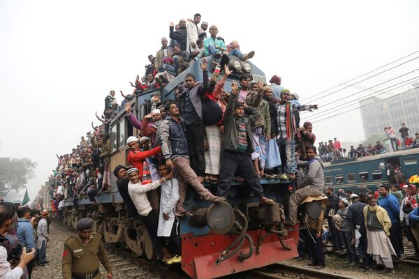 قطار يغادر محطة تونغي بعد صلاة عقب انتهاء بيشوا اجتيما (بيشوا اجتماع: اجتماع سنوي لجماعة التبليغ في بنغلادش) بالقرب من مدينة جاكا، بنغلادش 14 يناير/ كانون الثاني 2018 - سبوتنيك عربي