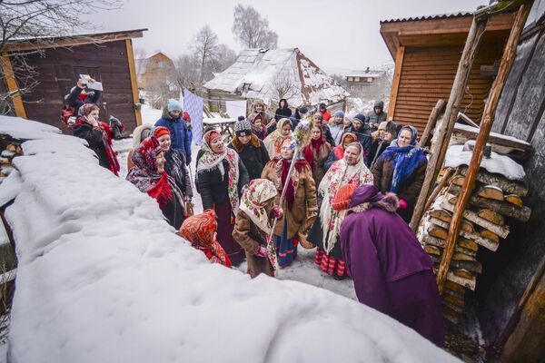 المشاركون في مسيرات احتفالية فيف ترة الأيام المقدسة (ما بين عيد الميلاد وعيد الغطاس) في قرية لوجغولوفو في حي سلانتسيفسكي - سبوتنيك عربي