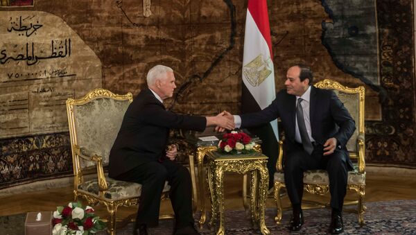 الرئيس المصري عبد الفتاح السيسي في لقاءه مع نائب الرئيس الأمريكي مايك بنس - سبوتنيك عربي