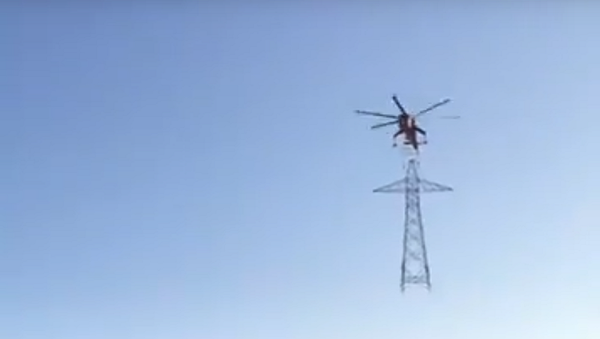هليكوبتر تطير بعمود كهرباء - سبوتنيك عربي