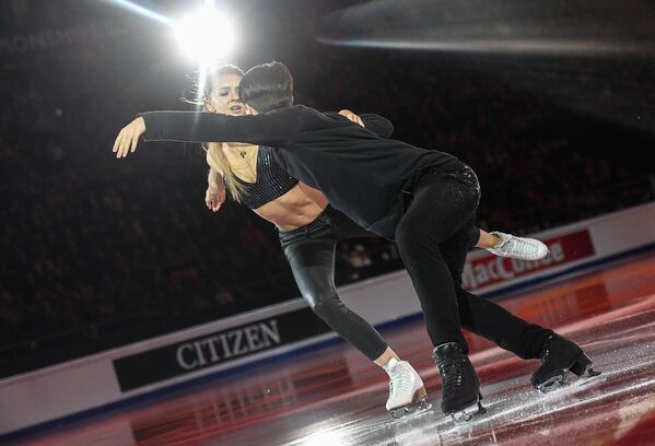 الروسيان ألكسندرا ستيبانوفا وإيفان بوكين خلال الأداء الفني في بطولة أوروبا للتزلج على الجليد في موسكو - سبوتنيك عربي