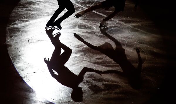 الرياضيان غابرئيلا باباداكيس وغيوم سيزيرون (فرنسا) خلال تقديم برنامجهما الفني في بطولة أوروبا للتزلج على الجليد في موسكو - سبوتنيك عربي