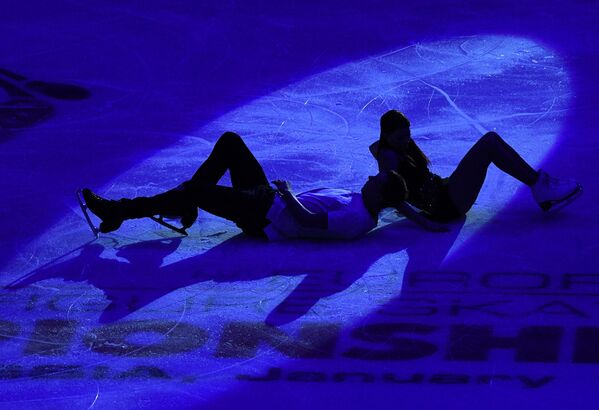 الروسيان يكاتيرينا بوبروفا ودميتري سولوفيوف خلال الأداء الفني في بطولة أوروبا للتزلج على الجليد في موسكو - سبوتنيك عربي