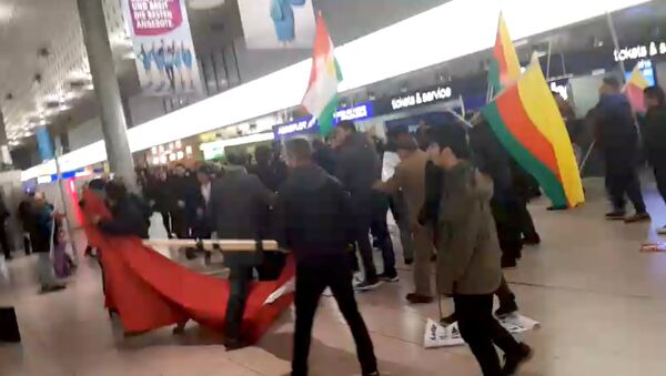 شجار بين الأكراد ومؤيدي أردوغان في مطار هانوفر - سبوتنيك عربي