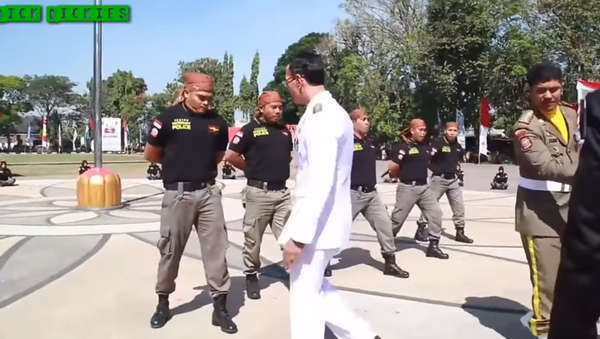 عمدة اندونيسي يختبر رجال الشرطة بطريقة غريبة - سبوتنيك عربي