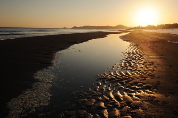 غروب الشمس على ساحل جزيرة كوناشير لمحمية الكوريل الطبيعية - سبوتنيك عربي