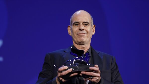 المخرج صامويل ماوز يحصل على جائزة الأسد الفضي عن فيلم فوكستروت خلال حفل توزيع الجوائز في مهرجان البندقية السينمائي - سبوتنيك عربي