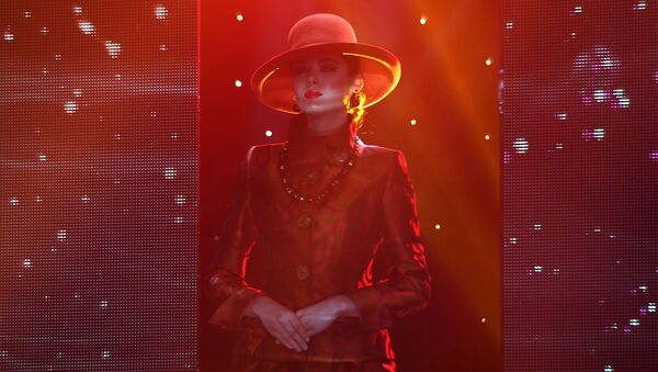 عارضة أزياء تقدم مجموعة جديدة لأزياء المصمم الروسي فياتشيسلاف زايتسيف، في إطار مسابقة ملكة جمال تتارستان لعام 2018 في قازان - سبوتنيك عربي