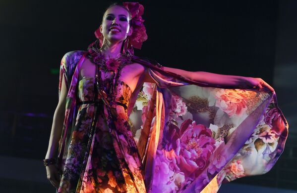 عارضة أزياء تقدم مجموعة جديدة لأزياء المصمم الروسي فياتشيسلاف زايتسيف، في إطار مسابقة ملكة جمال تتارستان لعام 2018 في قازان - سبوتنيك عربي