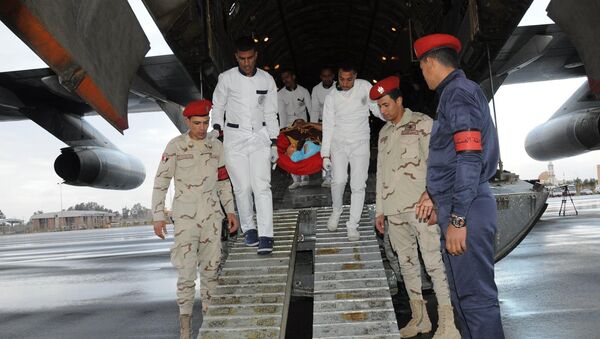 أحد مصابي العمليات الإرهابية في بنغازي لدى وصوله مصر - سبوتنيك عربي