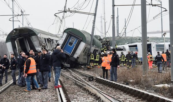 حادث تحطم قطار في محطة بيولتيللو ليميتو في ضواحي ميلانو، إيطاليا 25 يناير/ كانون الثاني 2018 - سبوتنيك عربي