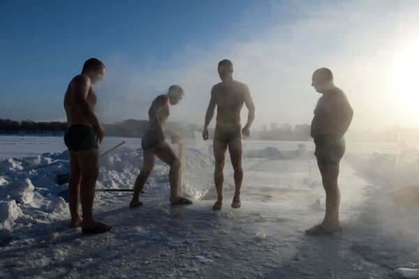 أعضاء النادي الرياضي للسباحة الشتوية في نوفوسيبيرسك، درجة حرارة الجو 26 تحت الصفر - سبوتنيك عربي