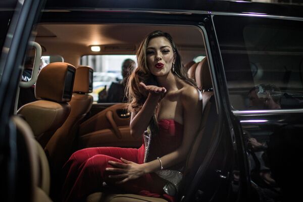 ملكة جمال الكون لعام 2017، ديمي لاي نيل-بيترس، ترسل قبلة على الهواء، وهي تخرج من سيارة بعد وصولها إلى مطار تامبو الدولي في يوهانسبورغ، جنوب أفريقيا  24 يناير/ كانون الثاني 2018 - سبوتنيك عربي