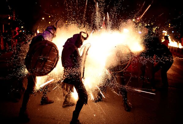 المشاركون في مهرجان ناري كوريفوكس يرتدون زي الشيطان في مدينة بالما دي مايوركا، إسبانيا 21 يناير/ كانون الثاني 2018 - سبوتنيك عربي