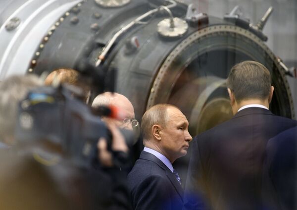 الرئيس فلاديمير بوتين أثناء زيارته لشركة مساهمة في صناعة المحركات في أوفا، 24 يناير/ كانون الثاني، روسيا - سبوتنيك عربي