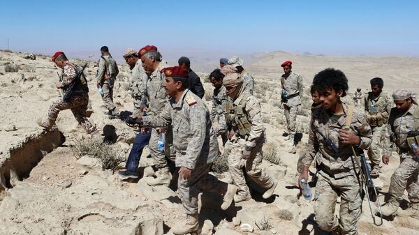 جنود من الجيش اليمني فوق أحد الجبال، خلال المواجهات مع أنصار الله، 27 يناير/ كانون الثاني 2018 - سبوتنيك عربي