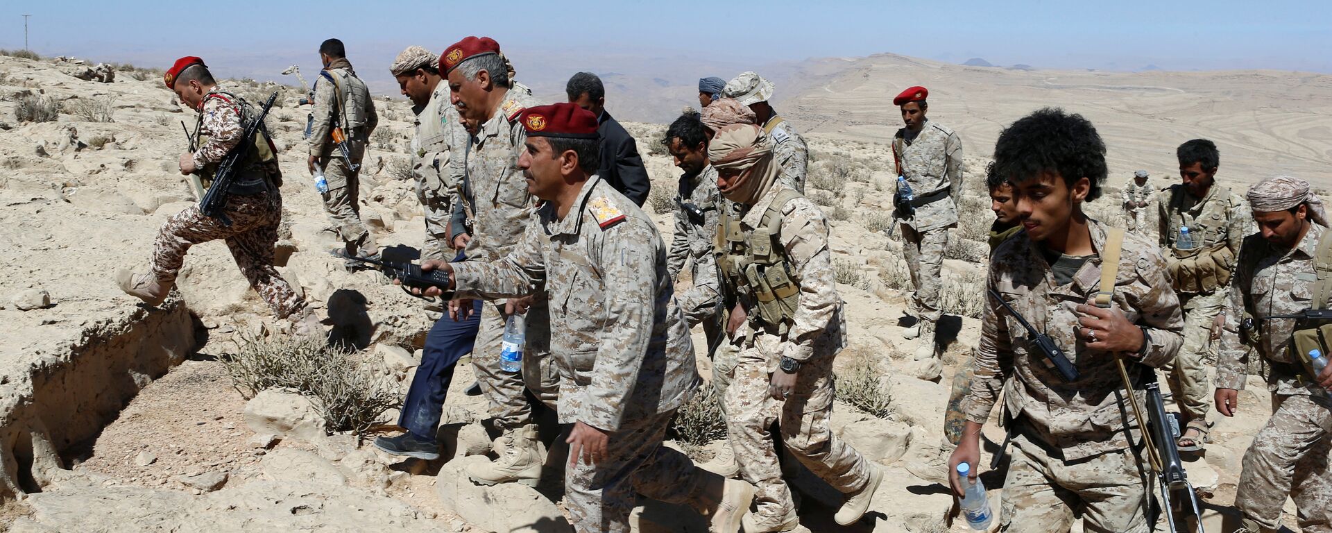 جنود من الجيش اليمني فوق أحد الجبال، خلال المواجهات مع أنصار الله، 27 يناير/ كانون الثاني 2018 - سبوتنيك عربي, 1920, 02.04.2022