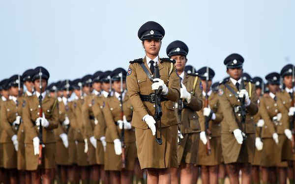 شرطيات سريلانكا في كولومبو - سبوتنيك عربي