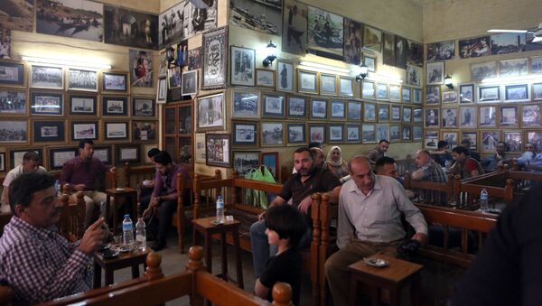 مقهى شهبندر بشارع المتنبي في بغداد - سبوتنيك عربي