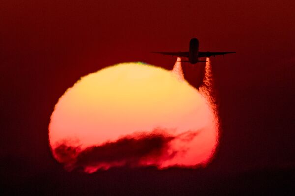 طائرة Airbus A-321 تقلع من مطار سوتشي الدولي على خلفية غروب الشمس في آدلر - سبوتنيك عربي