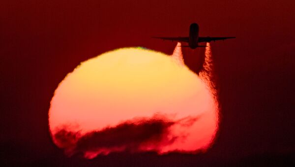 طائرة Airbus A-321 تقلع من مطار سوتشي الدولي على خلفية غروب الشمس في آدلر - سبوتنيك عربي