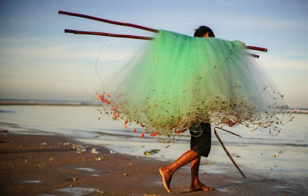 صياد على شاطئ في قرية كي غا في فيتنام - سبوتنيك عربي