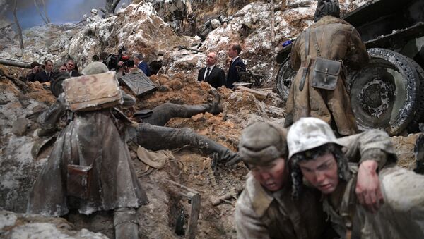 الرئيس فلاديمير بوتين أثناء مشاهدته لبانوراما العملية العسكرية إسكرا لكسر حصار لينينغراد في متحف بروريف بلوكادي لينينغرادا في كيروفسك، روسيا - سبوتنيك عربي