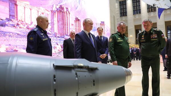 الرئيس الروسي فلاديمير بوتين يتفقد معرض وزارة الدفاع الروسية - سبوتنيك عربي