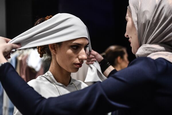 فتاة قبل بدء عرض أزياء لدار الأزياء فردوس لتصاميم عائشة قاديروفا في موسكو - سبوتنيك عربي