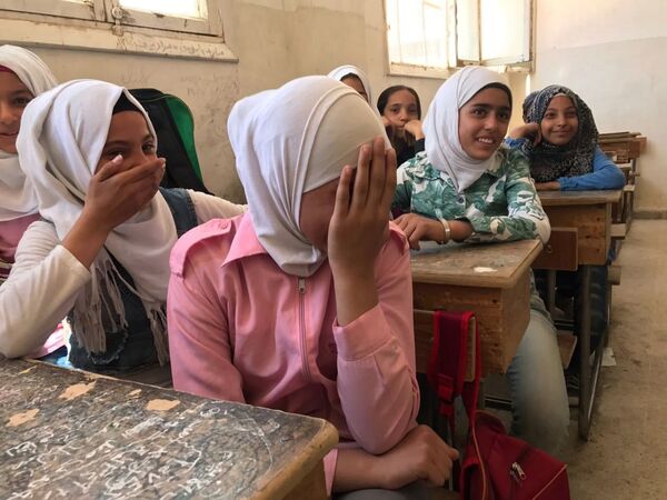 تلميذات في مدرسة بدير الزور، سوريا - سبوتنيك عربي