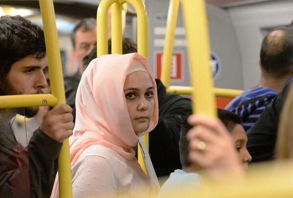 فتاة محجبة في مترو فيينا، النمسا - سبوتنيك عربي
