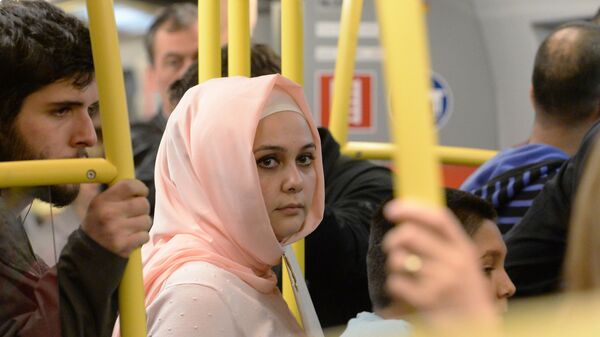 فتاة محجبة في مترو فيينا، النمسا - سبوتنيك عربي
