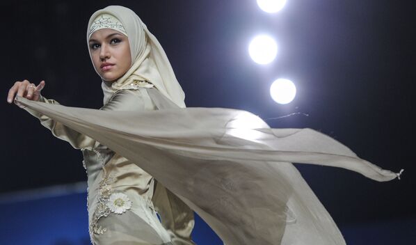 عارضة أزياء تقدم فستانا من تصميم عائة قاديروف، ليدي فردوس - سبوتنيك عربي
