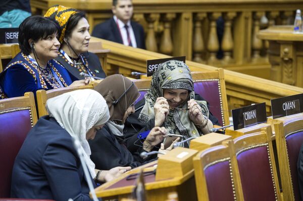 نساء مشاركات في منتدى في إطار الاجتماع الـ137 لجمعية البرلمان في سان بطرسبورغ - سبوتنيك عربي