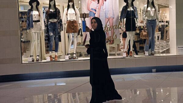 امرأة إماراتية في دبي مول - سبوتنيك عربي