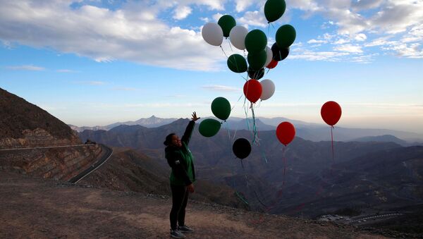 فتاة تطلق بالونات احتفالا بافتتاح أطول خظ زيب لاين فوق جبل جيس، الإمارات العربية المتحدة 31 يناير/ كانون الثاني 2018 - سبوتنيك عربي