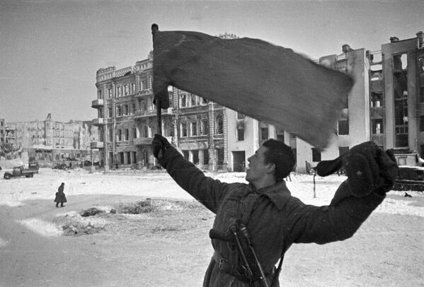 قوات الجيش السوفييتي تحتفل بتحرير ستالينغراد من جيش ألمانيا النازية - 31 يناير/ كانون الثاني 1943 - سبوتنيك عربي