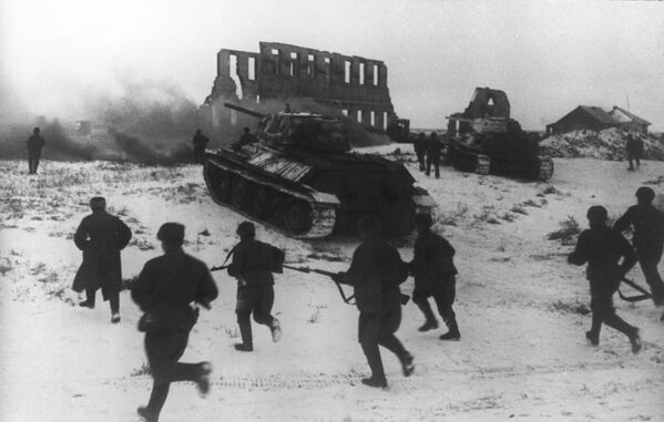 قوات الجيش السوفييتي خلال هجوم في ستالينغراد، عام 1943 - سبوتنيك عربي