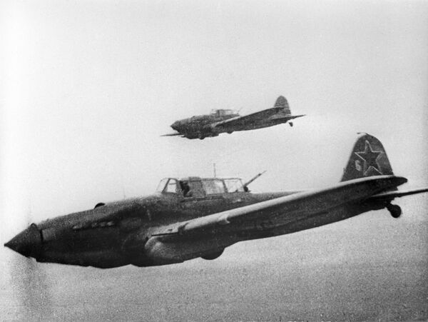 طائرات هجومية سوفيتية إيل-2 تحلق في مهمة قتالية بالقرب من ستالينغراد، عام 1943 - سبوتنيك عربي
