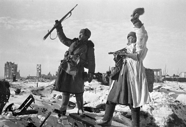 جنود الجيش السوفييتي يحتفلون بتحرير ستالينغراد - 31 يناير/ كانون الثاني 1943 - سبوتنيك عربي