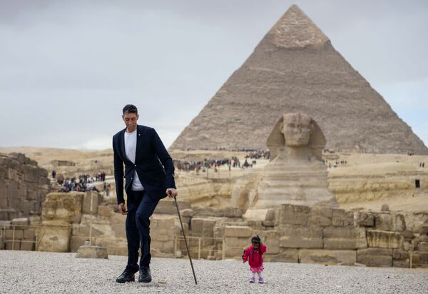 لقاء أطول رجل في العالم - التركي سلطان كوسين، مع أقصر امرأة في العالم - الهندية جيوتي أمجي في مصر،  26 يناير/ كانون الثاني 2018 - سبوتنيك عربي