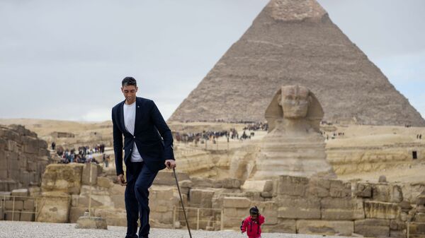 التقاء أطول رجل في العالم - التركي سلطان كوسين، وأقصر امرأة في العالم - الهندية جيوتي أمجي في مصر،  26 يناير/ كانون الثاني 2018 - سبوتنيك عربي