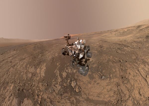 مركبة كوريوستي مارس (Curiosity Mars) تلتقط صورة لها على سطح المريخ في منطقة فيرا روبين ريدج (Vera Rubin Ridge)، التي يتم استكشافها في الأشهر الأخيرة، 23 يناير/ كانون الثاني 2018 - سبوتنيك عربي