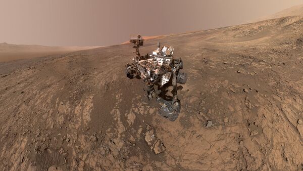 مركبة كوريوستي مارس (Curiosity Mars) تلتقط صورة لها على سطح المريخ في منطقة فيرا روبين ريدج (Vera Rubin Ridge)، التي يتم استكشافها في الأشهر الأخيرة، 23 يناير/ كانون الثاني 2018 - سبوتنيك عربي