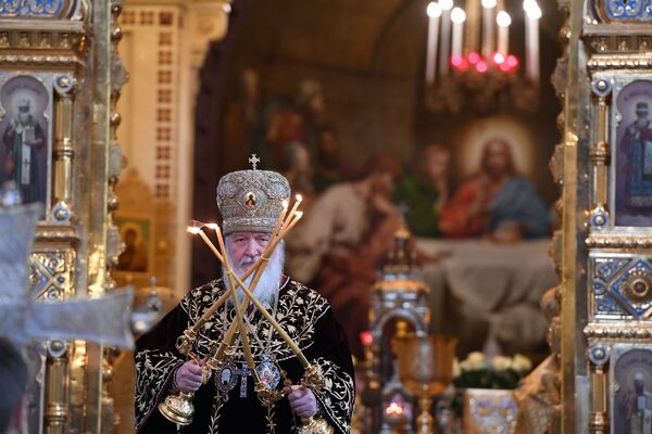 بطريرك موسكو وعموم روسيا كيريل خلال القداس بمناسبة الذكرى الـ 9 لخدمة بطريرك كيريل في كنيسة المسيح المخلص في موسكو - سبوتنيك عربي