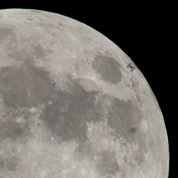 محطة الفضاء الدولية تمر بالقرب من القمر، 30 يناير/ كانون الثاني 2018 - سبوتنيك عربي