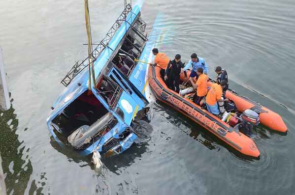 الشرطة الهندية تنقذ ركاب حافلة عمومية كانت قد سقطت في مياه قناة غوغرا كنال، الهند 29 يناير/ كانون الثاني 2018 - سبوتنيك عربي