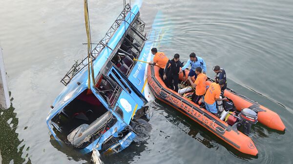الشرطة الهندية تنقذ ركاب حافلة عمومية كانت قد سقطت في مياه قناة غوغرا كنال، الهند 29 يناير/ كانون الثاني 2018 - سبوتنيك عربي